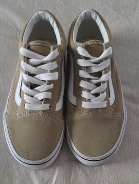 Classic Kids Suede Skate Sneakers in Tan and White Size 1.5